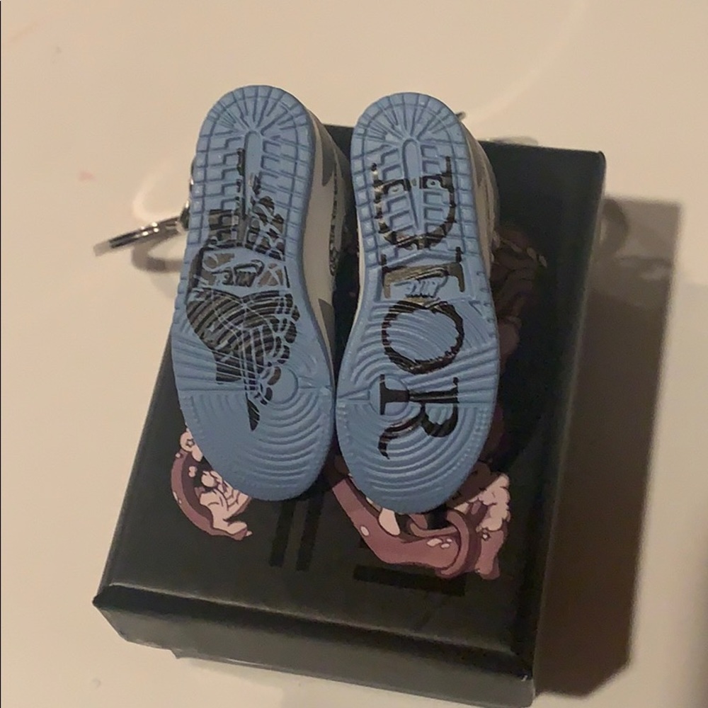 Dior x Air Jordan 1 High Keychains - Picture 5 of 12